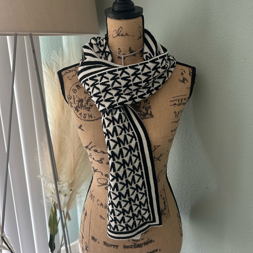 Like new!  Michael Kors Black/Cream Knit Scarf
